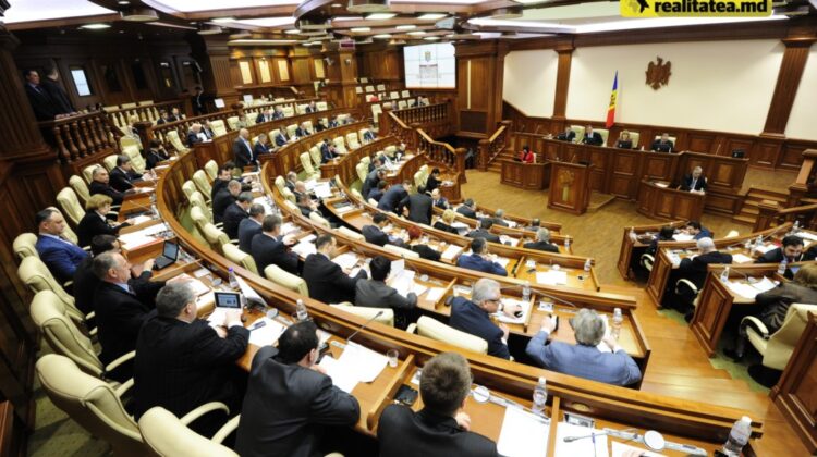 Cum s-a ajuns ca Guvernul să-și asume răspunderea pe 11 proiecte de legi și unde ”s-au înglodat” deputații