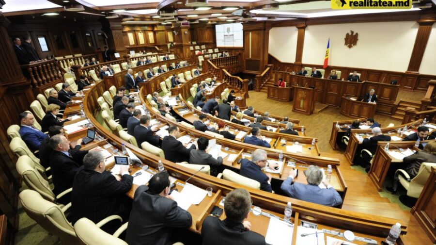Cum s-a ajuns ca Guvernul să-și asume răspunderea pe 11 proiecte de legi și unde ”s-au înglodat” deputații