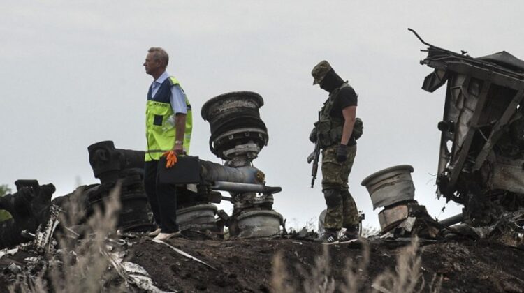 Experţii străini NU reuşesc să ajungă la locul catastrofei aviatice din Ucraina. Ce îi împiedică