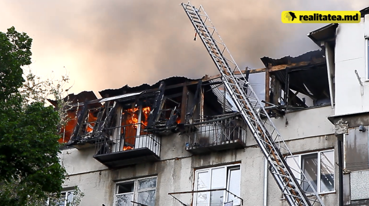 Victimele incendiului produs la mansarda de la Botanica vor trebui să mai aştepte. Când va fi gata acoperişul