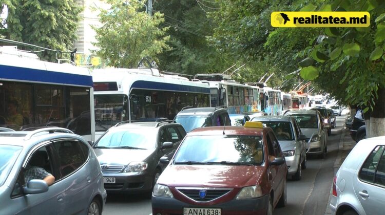 Ambuteiaj infernal: 15 troleibuze, blocate pe strada Puşkin (VIDEO)
